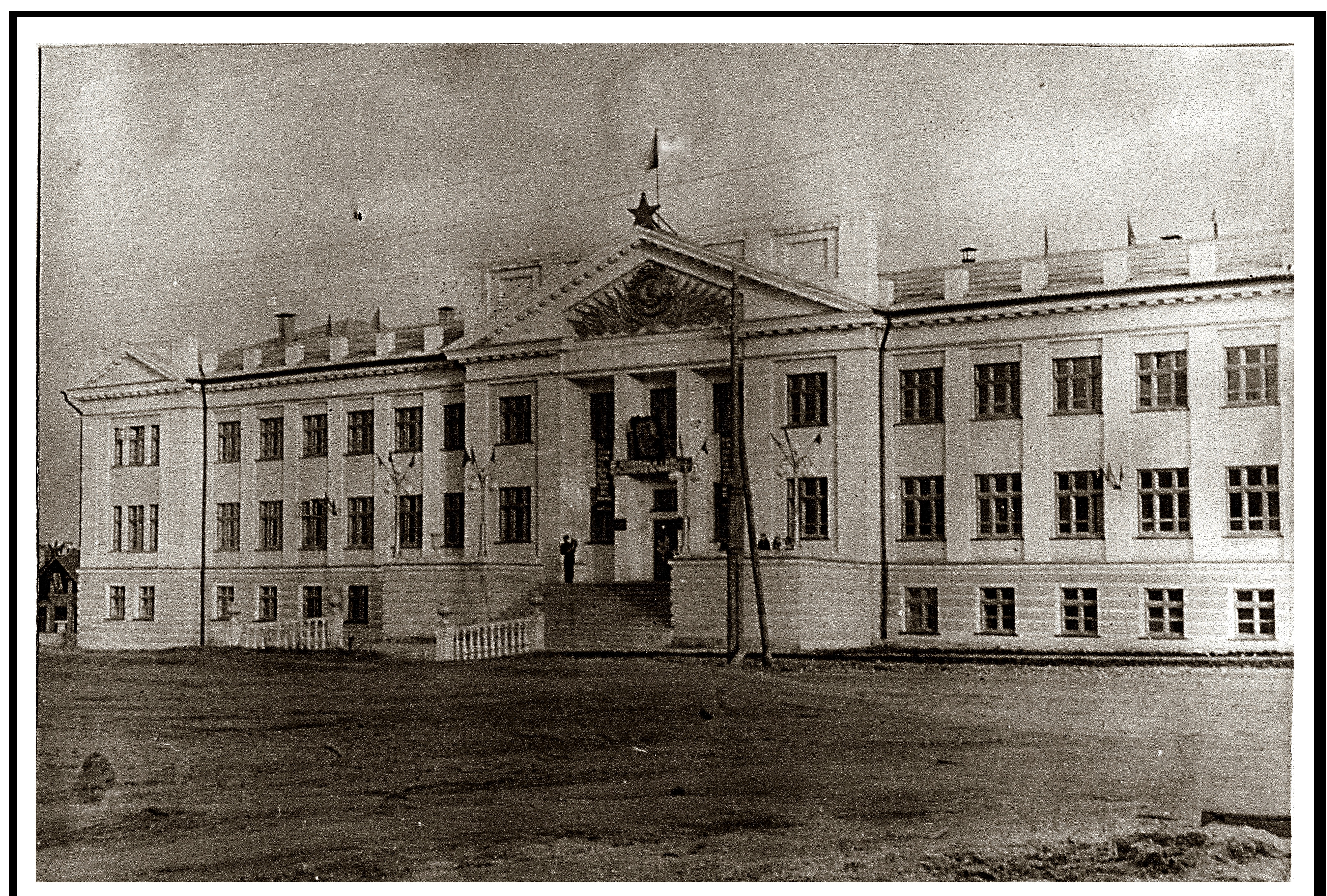 С Днем рождения, УТЖТ! Нам 82 года!